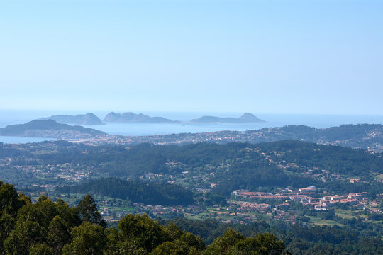 The road from Tuy to Gondomar has a spectacular viewpoint where we can see this beautiful panorama of the Cies Islands and the Ría de Vigo