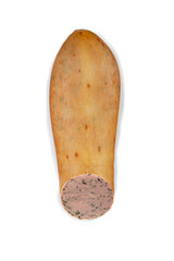 Leberwurst mit Schnittlauch in Naturdarm auf weißem Hintergrund angeordnet