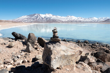 Paisaje de la Laguna Blanca en los Andes de Bolivia, cerca de la frontera con Chile