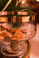 Domowe ciasteczka świąteczne z przyprawami, pierniki w szklanym naczyniu, piernikowy ludzik. Homemade Christmas cookies with spices, gingerbread cookies in a glass dish, gingerbread man.