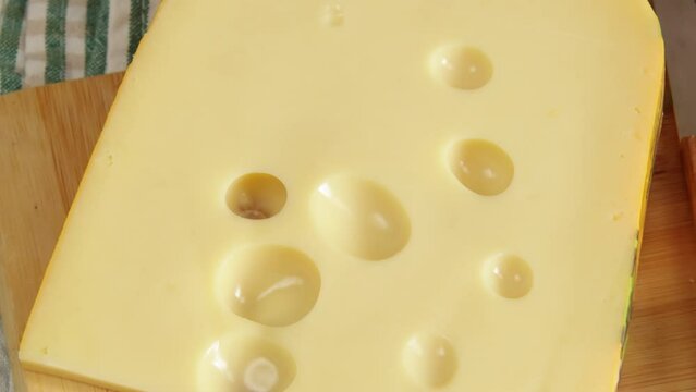 tranche d'emmental, en gros plan, sur une table