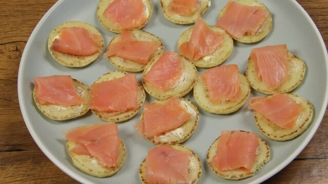 blinis au saumon, en gros plan, sur une table