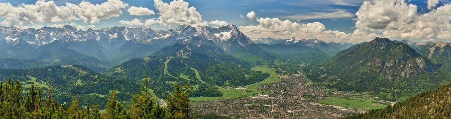 Panorama-Blick vom Wank auf das Wettersteingebirge und Garmisch-Partenkirchen, Bayern, Deutschland
