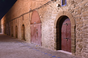 Holztore in der historischen Festungsanlage von Essaouira in Marikko bei Nacht