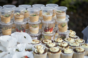 vasos de postres en mesa de postres 