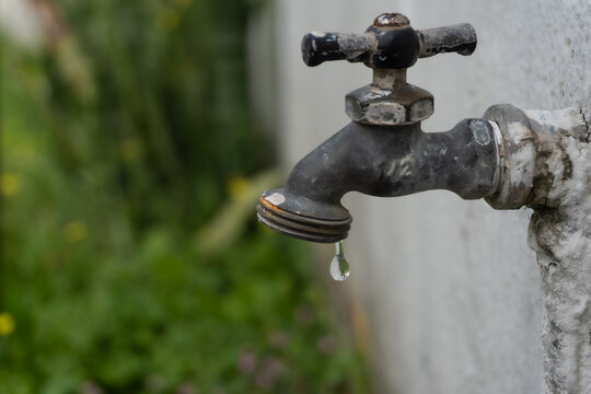 Llave de paso del agua abierta regando agua