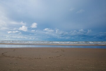 Fototapeta na wymiar Ausblick über die Nordsee mit Sandstrand