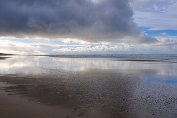 Fototapeta na wymiar Ausblick über die Nordsee mit Sandstrand