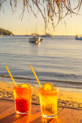 Cocktails avec un coucher de soleil à La Grande Anse d'Arlet à La Martinique, mer des Caraïbes, Antilles Françaises.	