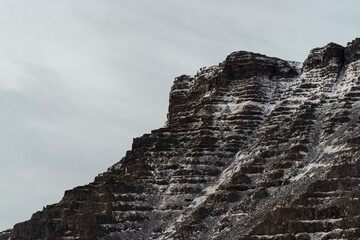 imagen detalle montaña de tierra volcánica con nieve 