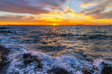 日の出と浜に寄せる白波20210723-2