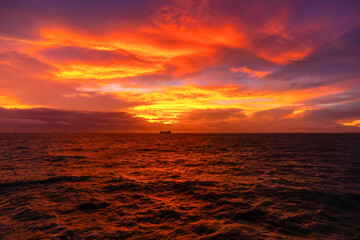 朝焼けの空が映える海で20190907