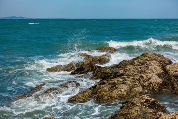 岩場に寄せ噴き上がる波20230503-1