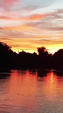 p&ocirc;r do sol no rio Miranda na cidade de Corumb&aacute;, regi&atilde;o do Pantanal Sul, Estado do Mato Grosso do Sul, Brasil