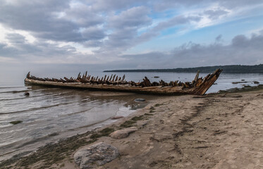 Kasispea (Comté de Harju, Estonie, Europe) - Epave d'un ancien navire trois mats Laevavrakk sur la plage en bordure de la mer baltique
- 702477861