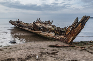 Kasispea (Comté de Harju, Estonie, Europe) - Epave d'un ancien navire trois mats Laevavrakk sur la plage en bordure de la mer baltique
- 702477879