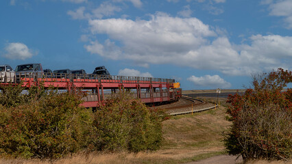 Autoreisezug auf dem Weg von Westerland, Sylt Richtung Hindenburgdamm und Niebüll