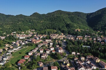 Fototapeta na wymiar aerial view of the village of Carpineti on the hills of Reggio Emilia, Italy