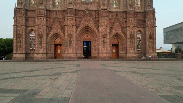 Vista de abajo hacia arriba del Santuario Guadalupano con un dron. Se aprecia el estilo g&oacute;tico de la alta iglesia de dos torres.