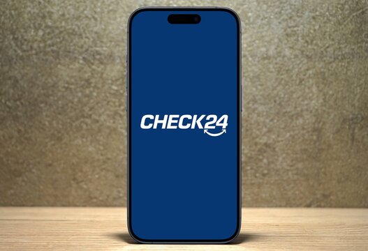 Modernes Smartphone zeigt App des Online-Preisvergleichsportal check24, E-Commerce, Internet, Sparen, Vergleichen
