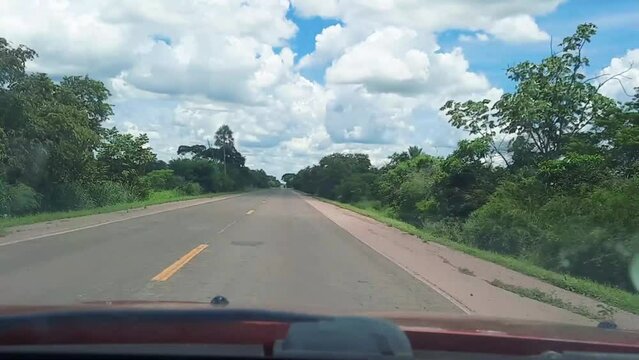 dirigindo por estrada na cidade de Corumb&aacute;, Estado do Mato Grosso do Sul, regi&atilde;o do Pantanal sul, Brasil