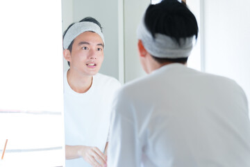 Obraz premium 洗顔をする男性 メンズビューティー コンセプト