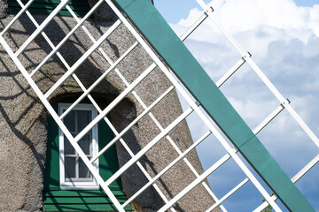 Obraz premium Detail einer Windmühle mit Reetdach