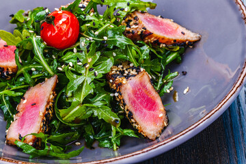 Fresh salad bowl with arugula, tuna and cherry tomato. Helthy food. Diet menu.