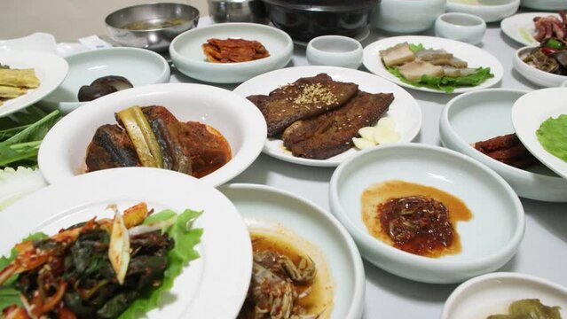 밥상 가득 차려진 전라남도 순천의 상차림 접시가 겹쳐있는  
