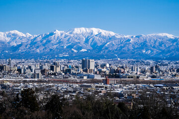 立山仰ぐ特等席呉羽山展望台からの富山市街地と薬師岳雪景色