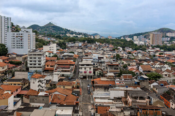 foto de cima das ruas, casas e prédios em Niterói, rio de janeiro, brasil em um dia nublado