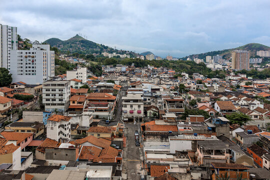 foto de cima das ruas, casas e pr&eacute;dios em Niter&oacute;i, rio de janeiro, brasil em um dia nublado