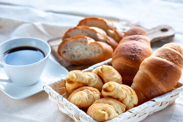 食卓に並んだパン