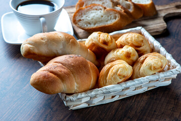 食卓に並んだパン