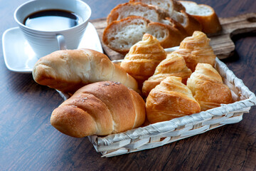 食卓に並んだパン