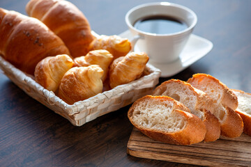 食卓に並んだパン