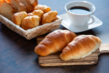 食卓に並んだパン