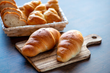 食卓に並んだパン