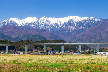 長野県上伊那郡飯島町の春の風景・後方に見えるのは中央アルプス連峰です
