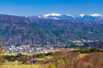 Fototapeta na wymiar 長野県上伊那郡飯島町の春の風景・後方に見えるのは中央アルプス連峰です