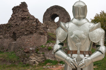 Armure de chevalier médiéval devant les ruines du château d’Engelbourg à  en Alsace 