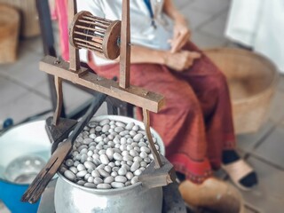 The process of boiling cocoons to produce silk thread.Extract the silk line from the silkworm.
