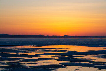 氷が浮かぶ春の湖の夕暮れ　サロマ湖
