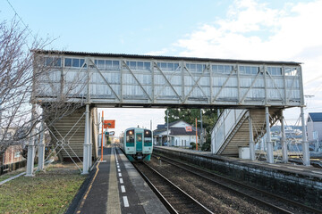 今も残る駅構内の木造跨線橋