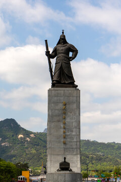 Statue of Admiral Yi Sun-sin at Gwanghwamun, Seoul