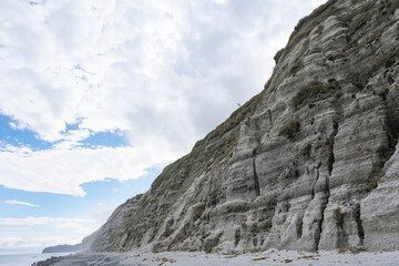 Fototapeta na wymiar 真っ白な絶壁が続く新島の白ママ断崖