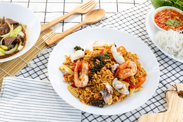 Spicy stir-fried noodles with seafood