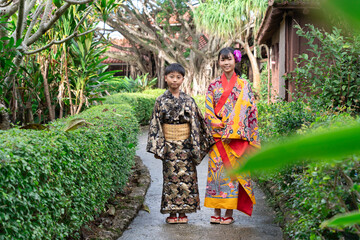 沖縄の民族衣装を着た日本人の男の子と女の子