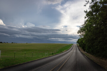 Obraz premium Stormy country road