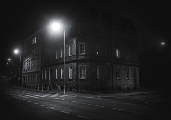 ciemne zaułki starego miasta z latarnią w mroku
